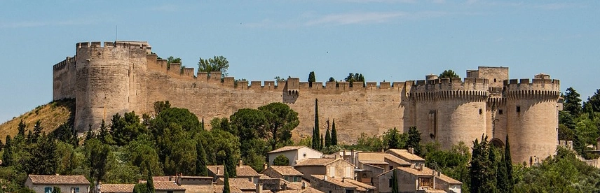 Remparts du monument historique chateau fort Villeneuve lès Avignon